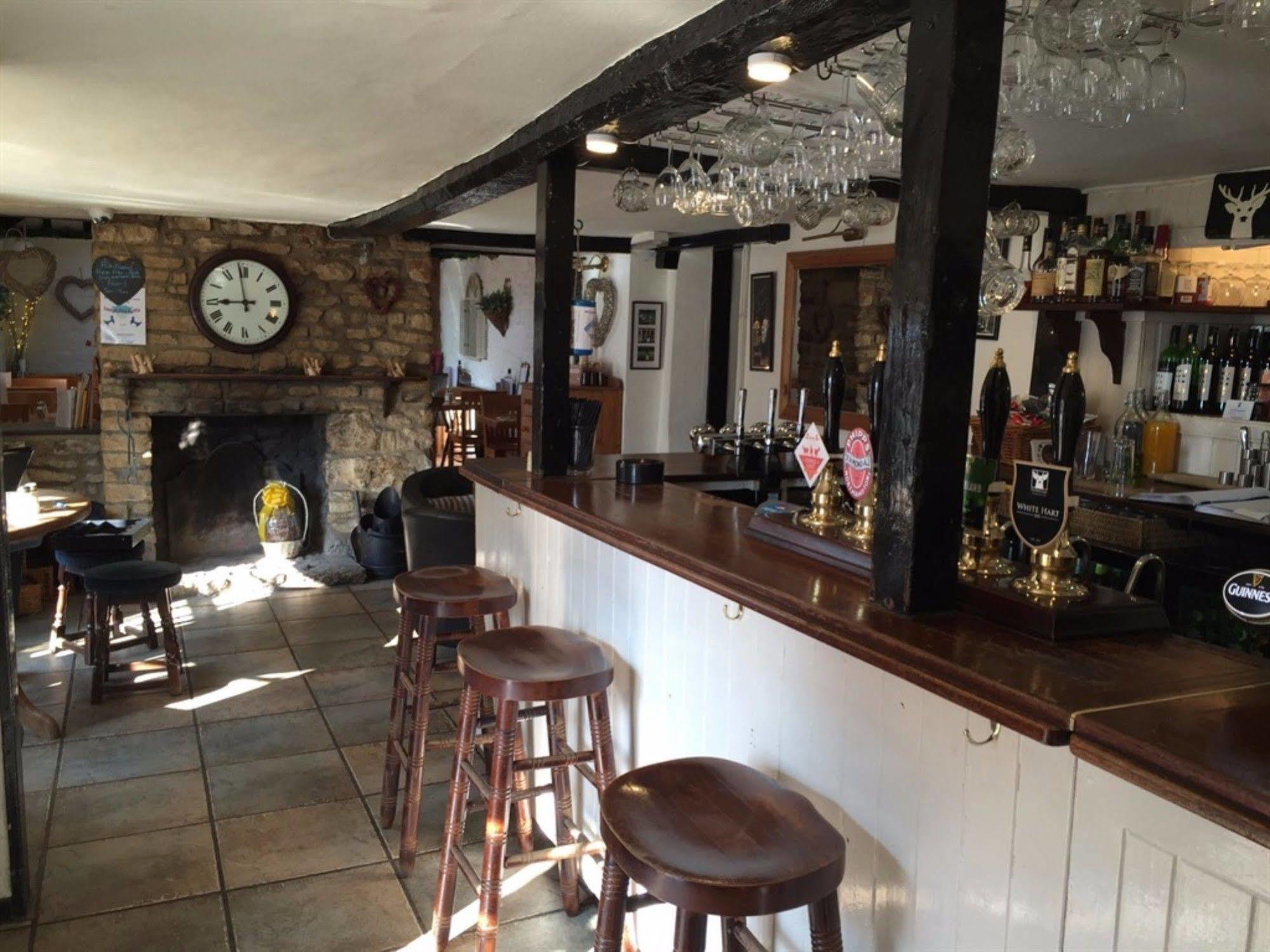 Hotel The White Hart à Sherington Extérieur photo