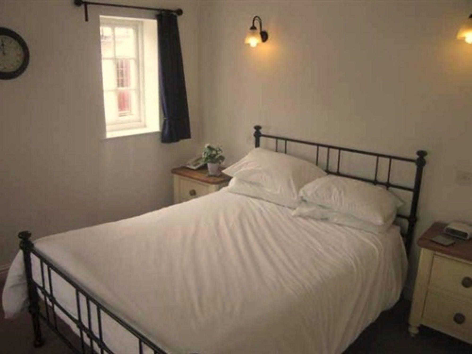 Hotel The White Hart à Sherington Extérieur photo