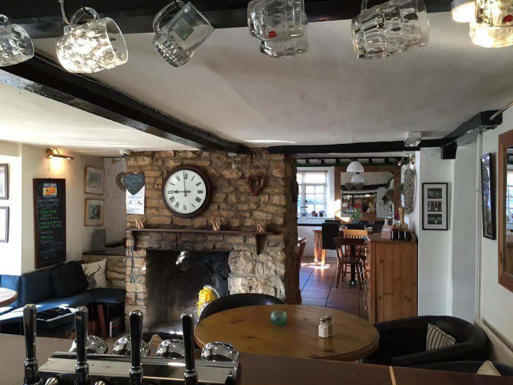 Hotel The White Hart à Sherington Extérieur photo